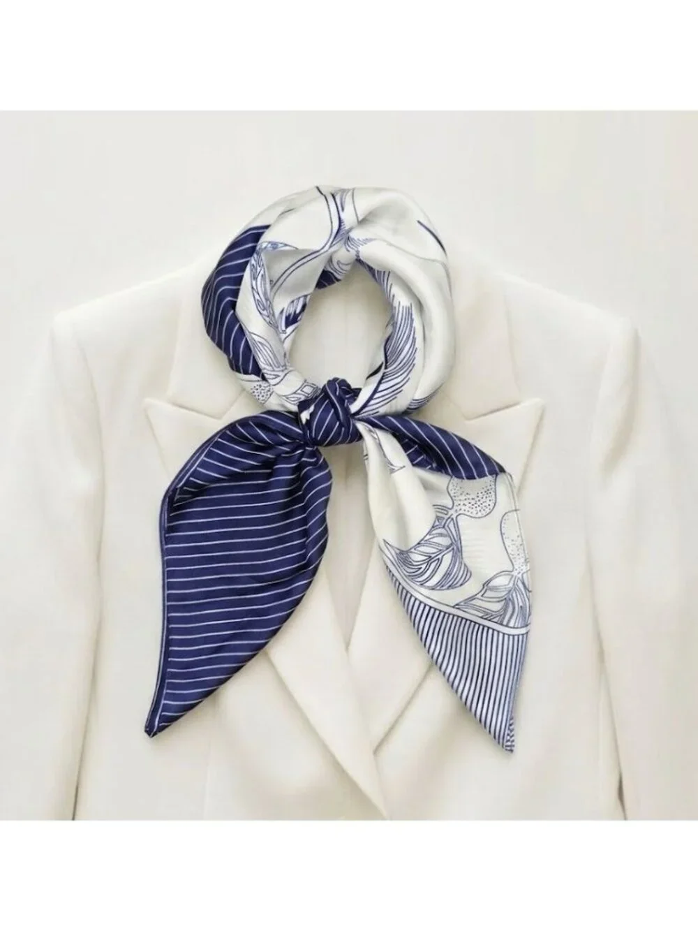✨Geometric Floral Print Silk Appearance Square Scarf Blue White Square Shawl New